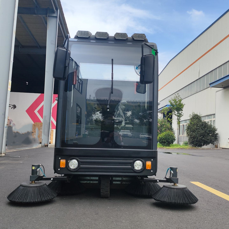 榮事達電動掃地機可以在景區清潔衛生.jpg