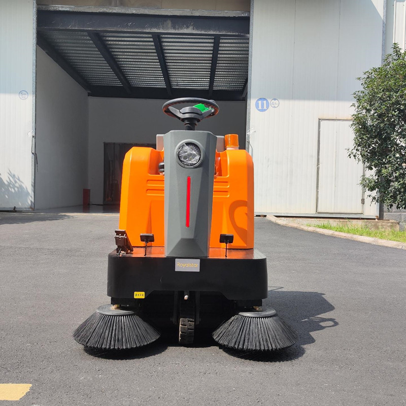 電動(dòng)掃地機(jī)在工廠廣泛使用，我們?cè)撛趺催x